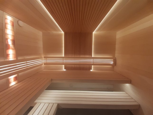 Сауна с электрокаменкой — отделка липой и LED-подсветка